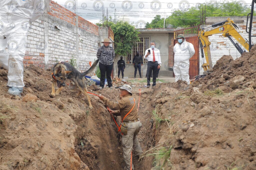fosa clandestina El Fiscal supervisanod las labores de busqueda en la fosa clandestina ubicada en Irapuato.