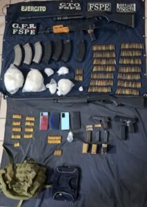 Operativo en Irapuato: detienen a dos hombres con fusiles, 9 mil dosis de cristal y vehículos robados