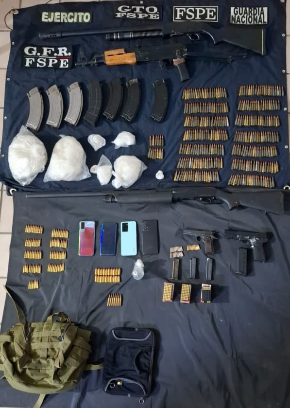 Operativo en Irapuato: detienen a dos hombres con fusiles, 9 mil dosis de cristal y vehículos robados