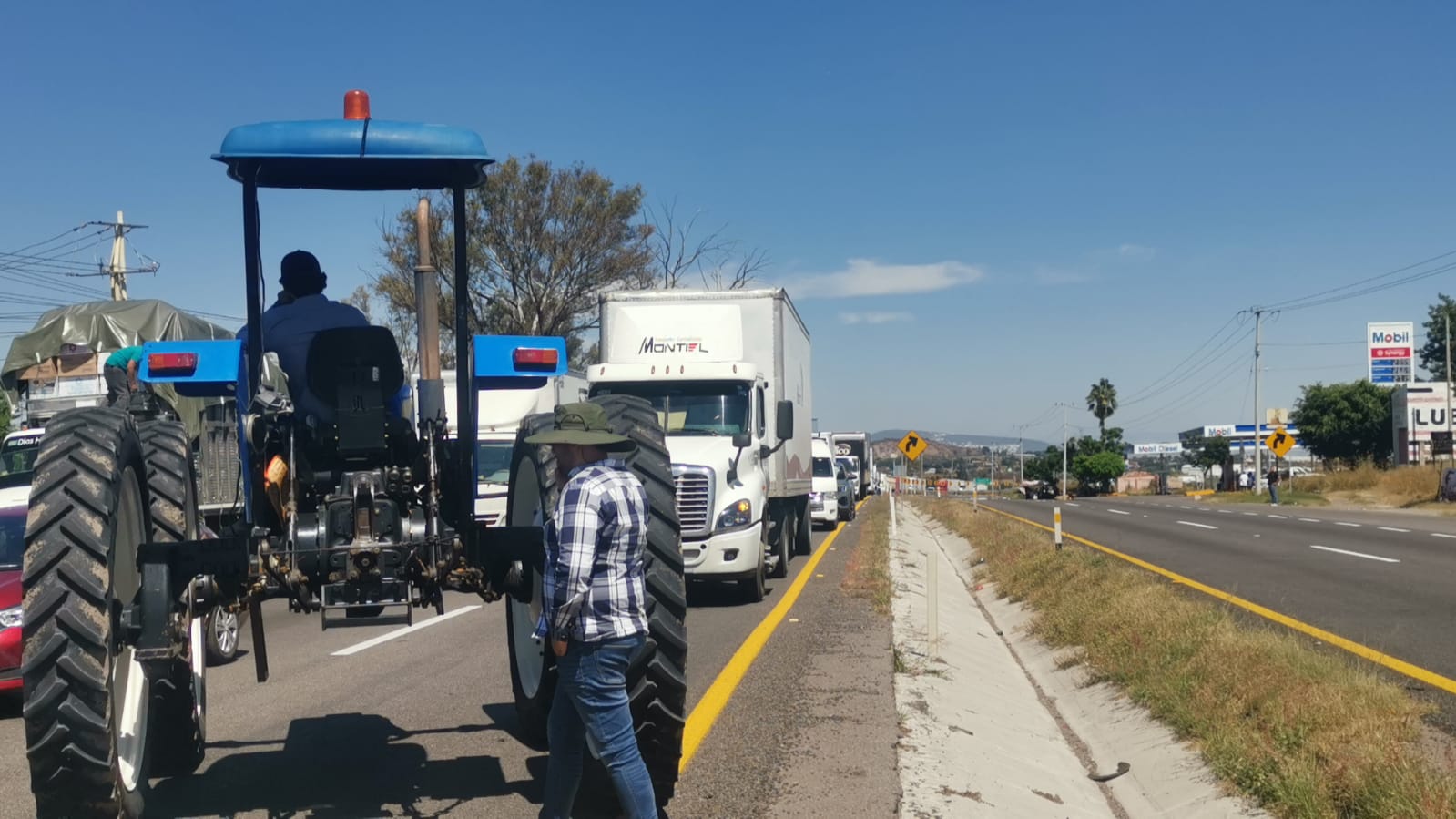¿Cuánto tiempo más durarán los bloqueos carreteros del campo en Guanajuato? Agricultores mantienen carreteras cerradas