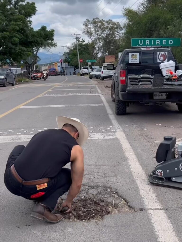 El potro tapando el bache por el que murió don Nico en Urireo, Salvatierra