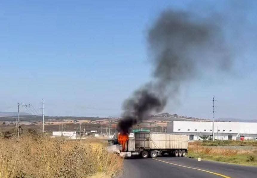 Terror en la frontera Guanajuato–Michoacán: queman vehículos y atacan a policías en Pénjamo