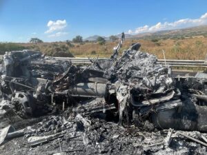 Terror en la frontera Guanajuato–Michoacán: queman vehículos y atacan a policías en Pénjamo