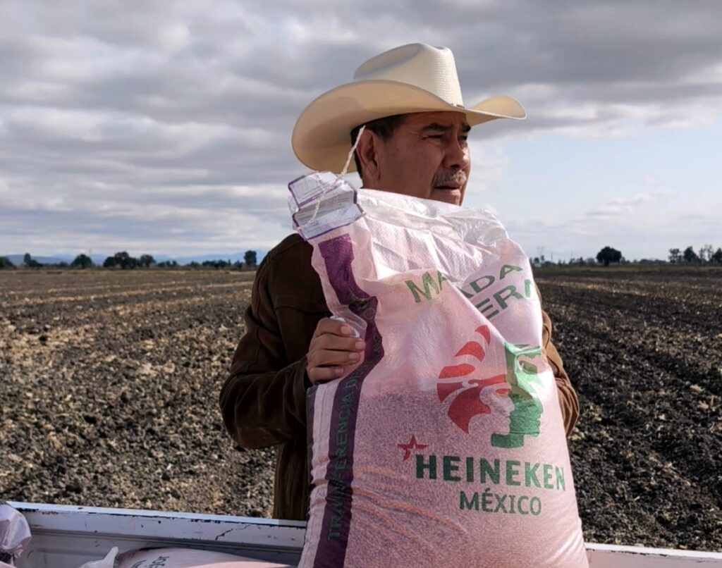 En plena crisis del campo, proyecto estatal Xonotli asegura contrato de cebada con Heineken