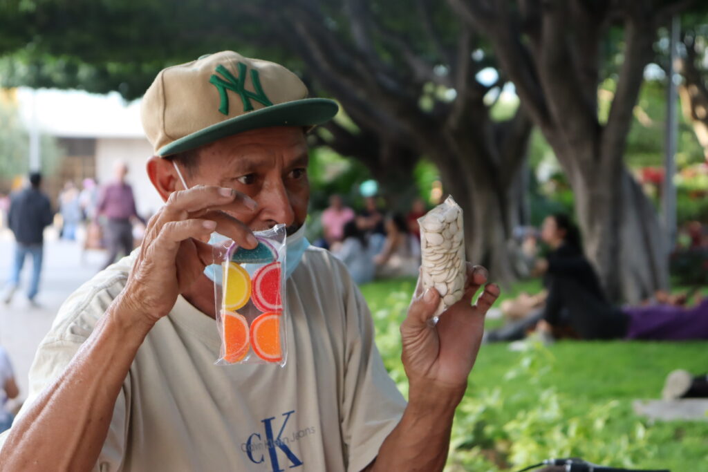 “Ayúdenme, sí me ven en el centro cómprenme botana, siempre ando por aquí, vendiendo mis botanitas, no es cualquier botana, es la mejor botana de Irapuato”