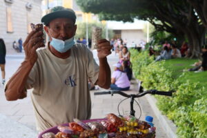 “Vendo la mejor botana de Irapuato”: la historia de Don Lalo y su lucha diaria en las calles