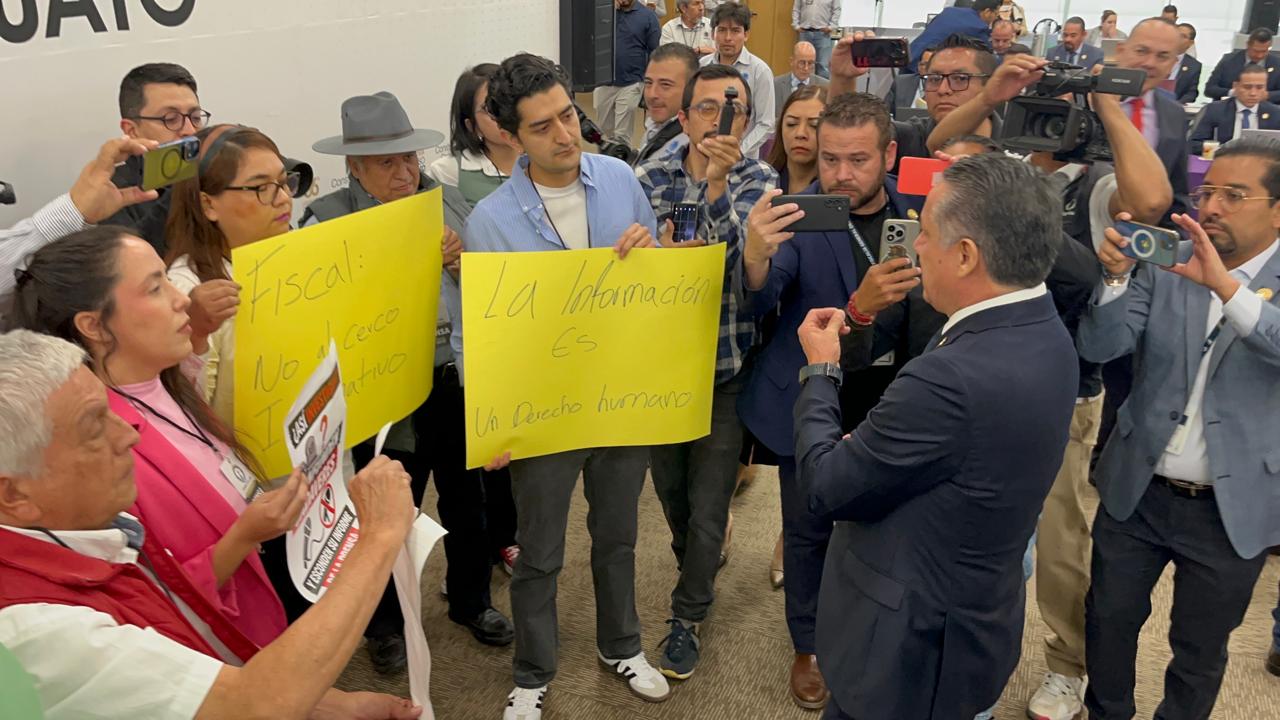 “Las cámaras no son armas”: periodistas protestan ante fiscal de Guanajuato por falta de información