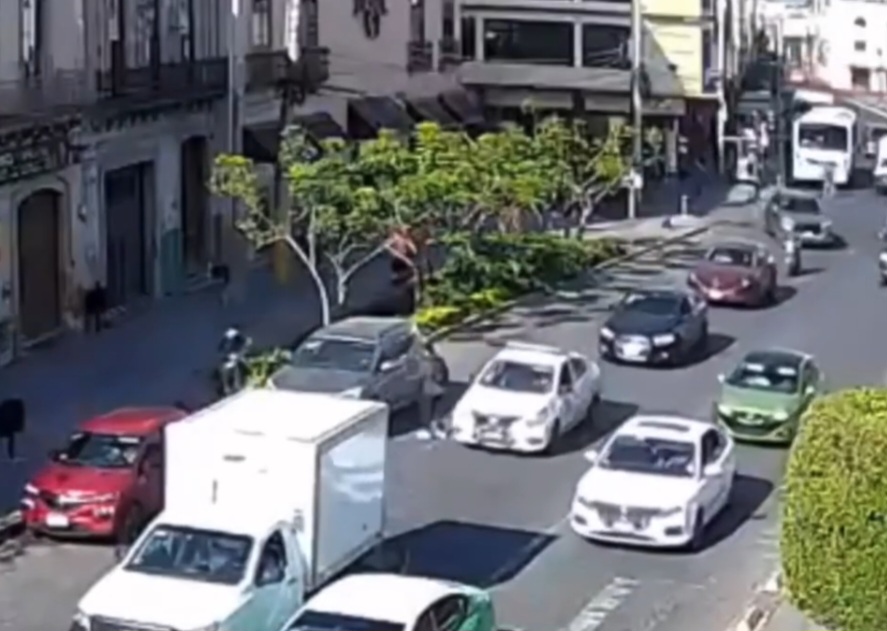 El caso del agente que presenció un asesinato sin actuar ya es investigado por autoridades; expertos señalan posibles cargos como omisión de auxilio y responsabilidades administrativas.