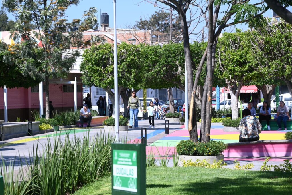 DISFRUTAN IRAPUATENSES DE PARQUE REHABILITADO EN EL MERCADO BENITO JUÁREZ