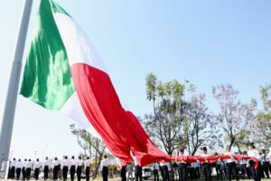 PROMUEVEN VALORES CÍVICOS E IDENTIDAD EN IZAMIENTO DE BANDERA MONUMENTAL
