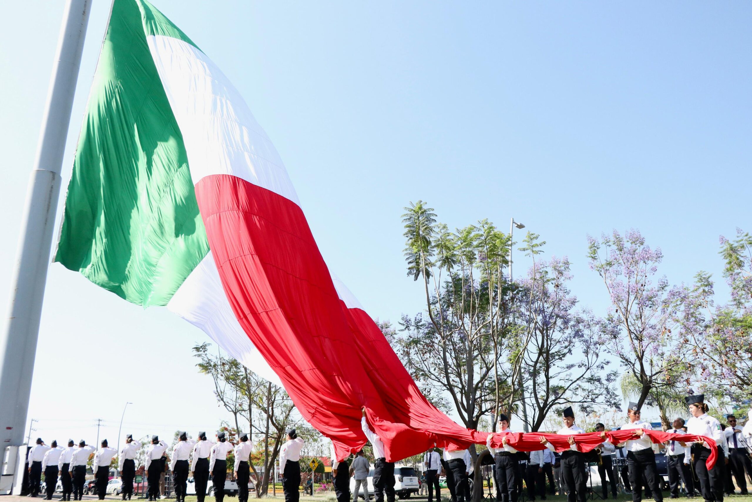 PROMUEVEN VALORES CÍVICOS E IDENTIDAD EN IZAMIENTO DE BANDERA MONUMENTAL