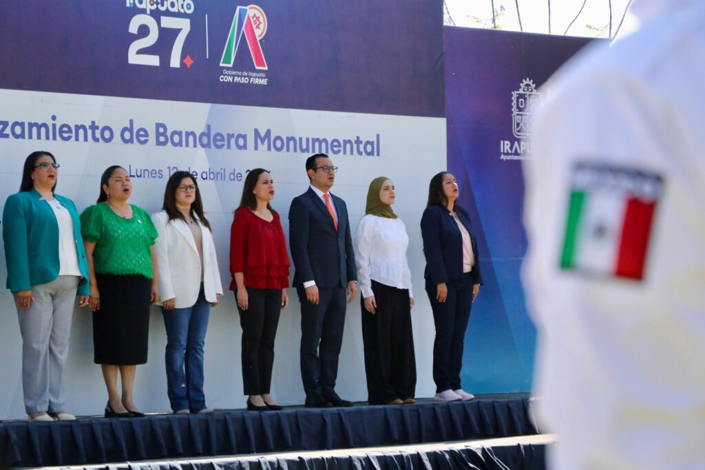 PROMUEVEN VALORES CÍVICOS E IDENTIDAD EN IZAMIENTO DE BANDERA MONUMENTAL