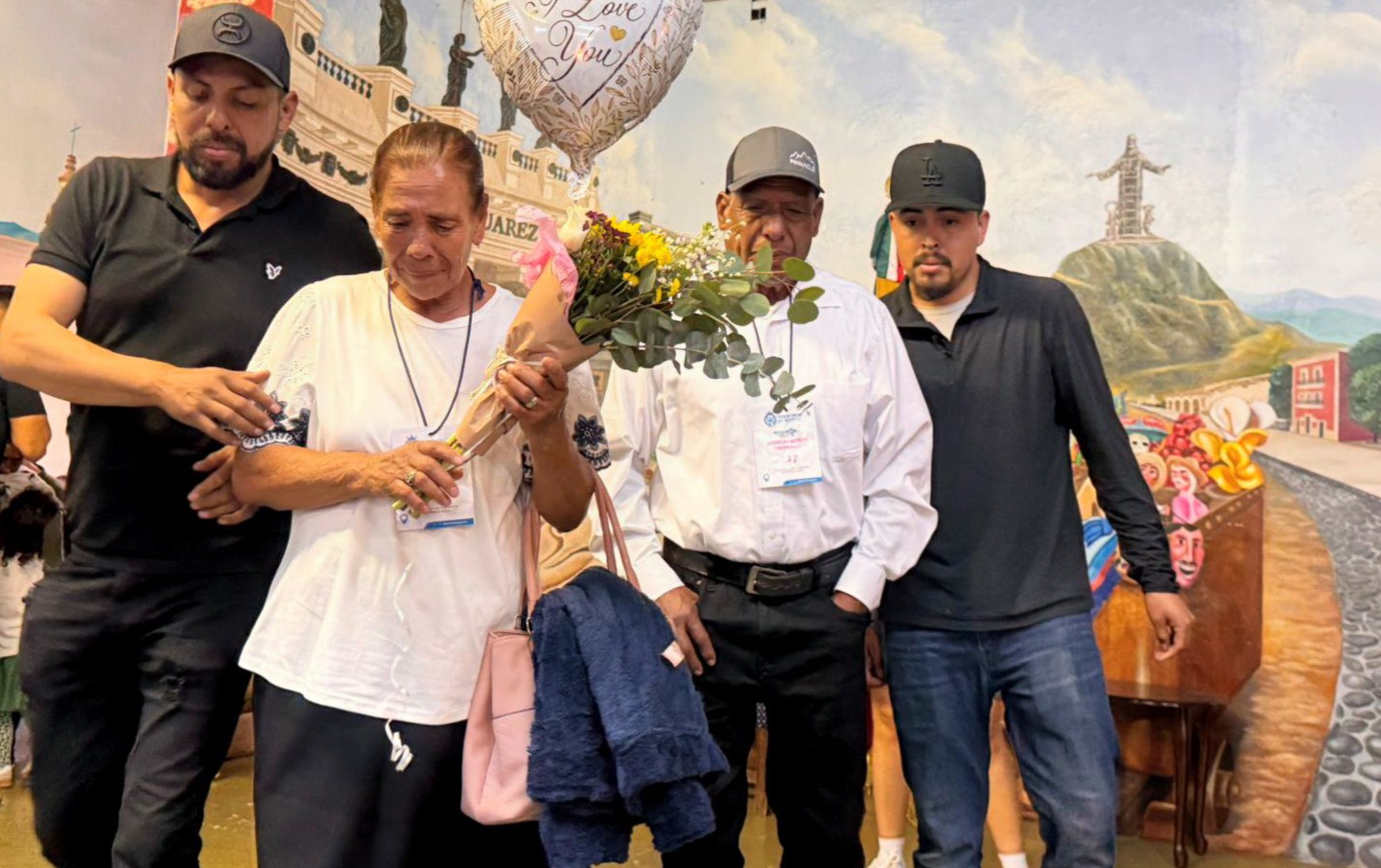 Después de años sin verse, adultos mayores de Guanajuato cruzan la frontera para reencontrarse con sus hijos