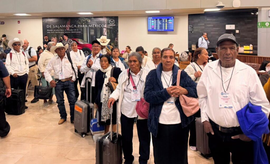 Después de años sin verse, adultos mayores de Guanajuato cruzan la frontera para reencontrarse con sus hijos