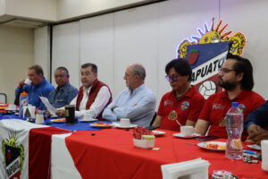 Aficionados, dueños de palcos y exdirectivos de la Trinca Fresera anunciaron movilizaciones y cierres viales ante el riesgo de que Irapuato se quede sin equipo en la Liga de Expansión por el conflicto entre Healthy People y el Club Deportivo Irapuato.