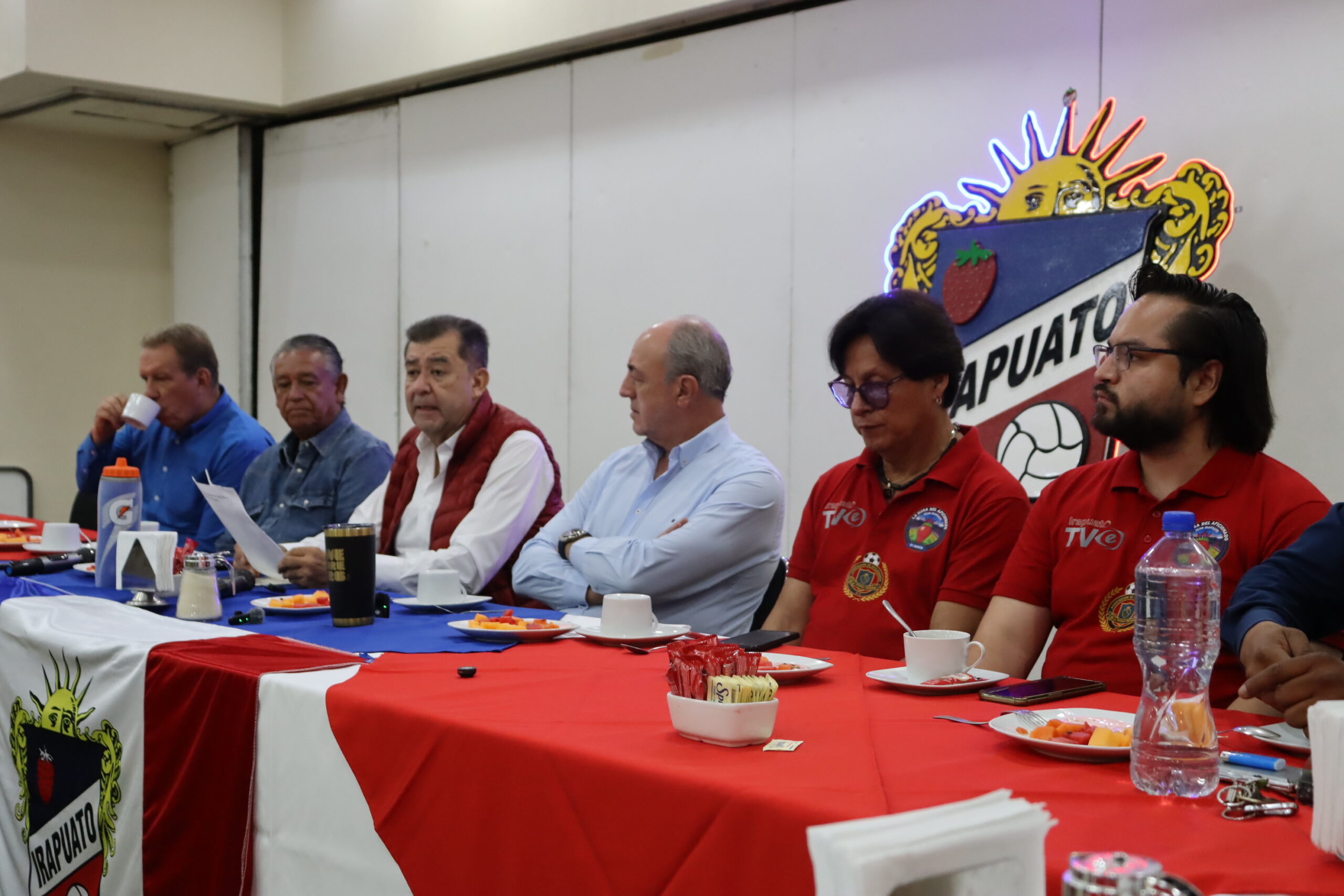 Aficionados, dueños de palcos y exdirectivos de la Trinca Fresera anunciaron movilizaciones y cierres viales ante el riesgo de que Irapuato se quede sin equipo en la Liga de Expansión por el conflicto entre Healthy People y el Club Deportivo Irapuato.