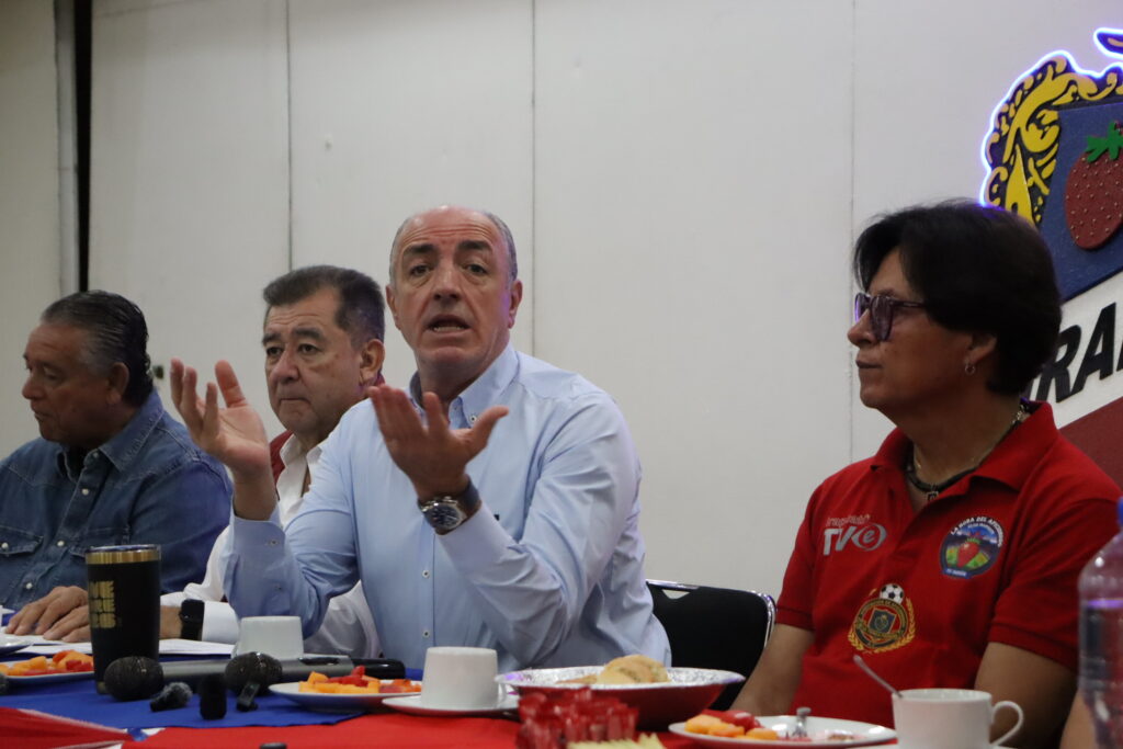 Aficionados, dueños de palcos y exdirectivos de la Trinca Fresera anunciaron movilizaciones y cierres viales ante el riesgo de que Irapuato se quede sin equipo en la Liga de Expansión por el conflicto entre Healthy People y el Club Deportivo Irapuato.
