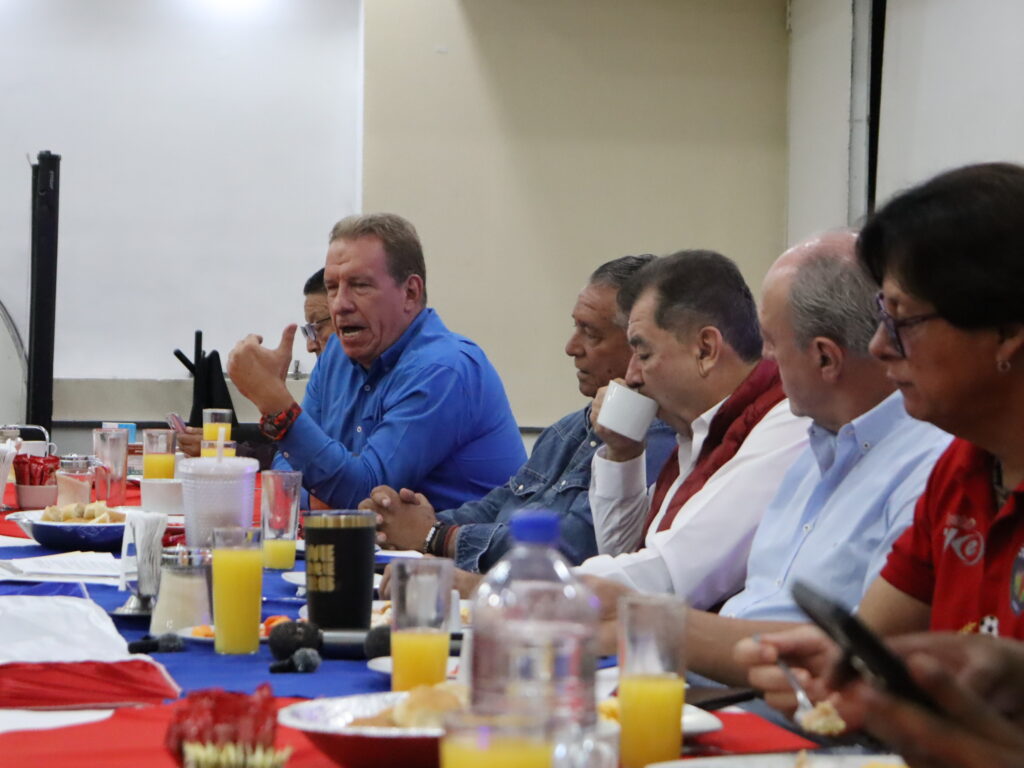 Aficionados, dueños de palcos y exdirectivos de la Trinca Fresera anunciaron movilizaciones y cierres viales ante el riesgo de que Irapuato se quede sin equipo en la Liga de Expansión por el conflicto entre Healthy People y el Club Deportivo Irapuato.