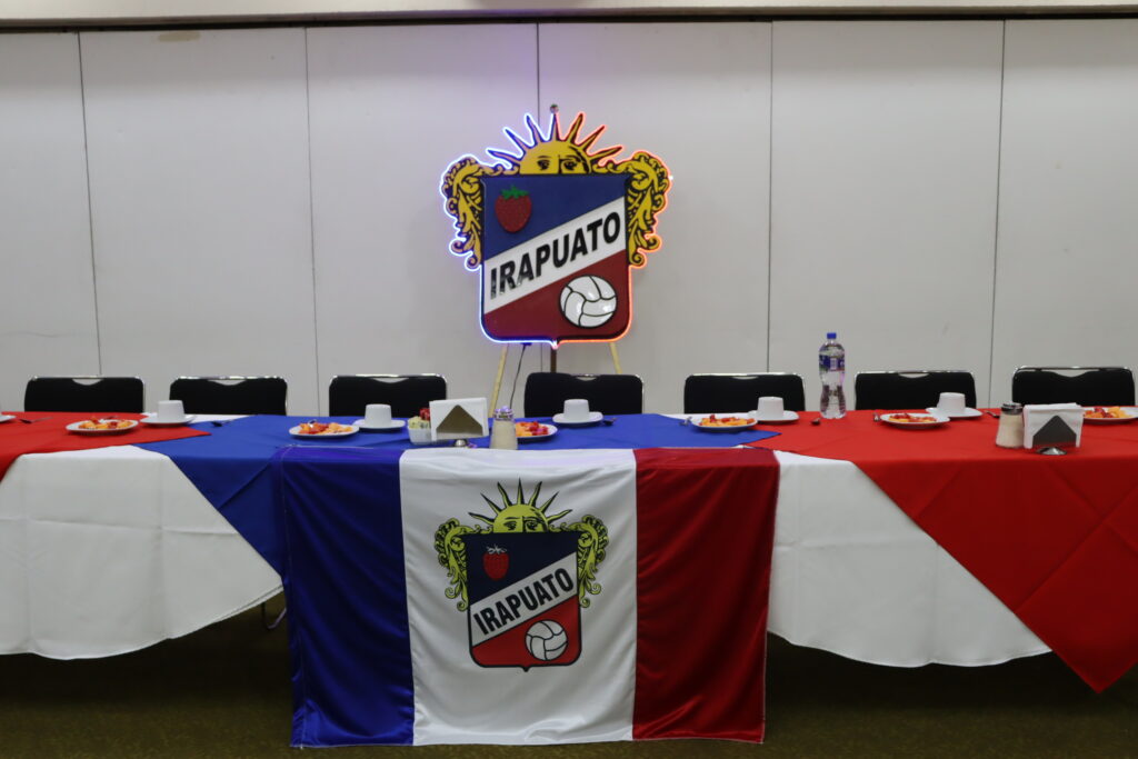 Aficionados, dueños de palcos y exdirectivos de la Trinca Fresera anunciaron movilizaciones y cierres viales ante el riesgo de que Irapuato se quede sin equipo en la Liga de Expansión por el conflicto entre Healthy People y el Club Deportivo Irapuato.