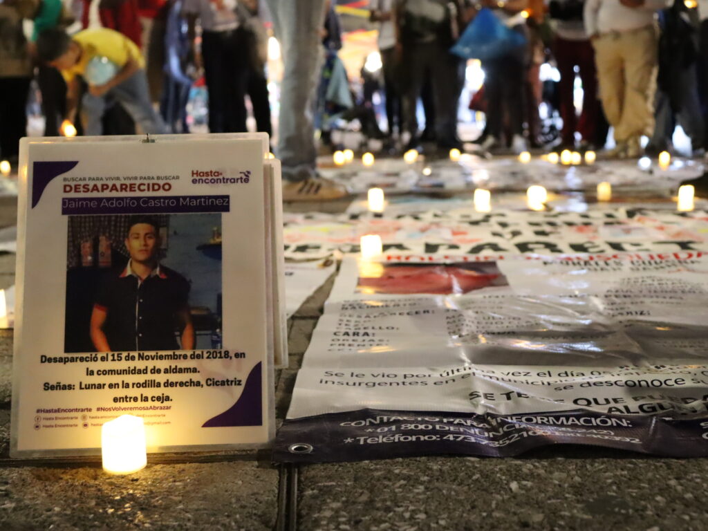 El informe expone que este fenómeno se ha convertido en una estrategia funcional para organizaciones criminales, que encuentran en adolescentes una población fácilmente reemplazable, con menor visibilidad institucional y altamente expuesta a entornos violentos.