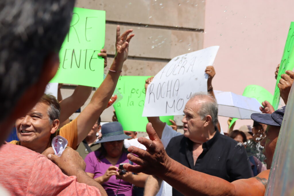 A botellazos de agua, simpatizantes del PAN repliegan manifestación de Morena en Irapuato