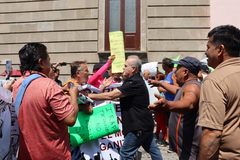 A botellazos de agua, simpatizantes del PAN repliegan manifestación de Morena en Irapuato