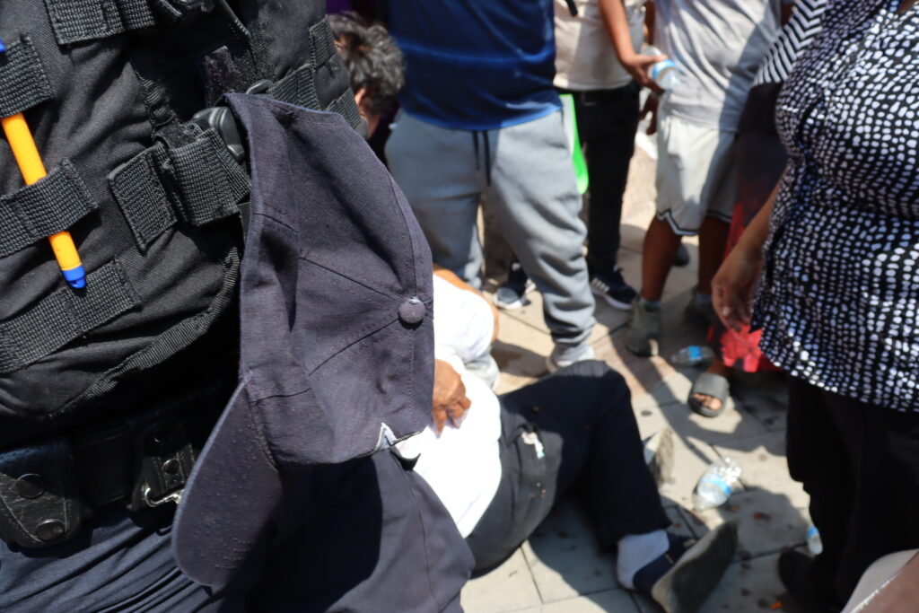 A botellazos de agua, simpatizantes del PAN repliegan manifestación de Morena en Irapuato