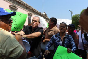 A botellazos de agua, simpatizantes&hellip;