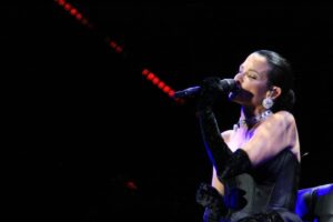 NATALIA JIMÉNEZ CONQUISTA A LAS MAMÁS DE IRAPUATO CON EMOTIVO CONCIERTO