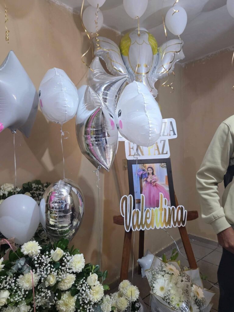 Entre globos blancos despiden a Valentina; Seguridad pide a padres cuidar a sus hijos