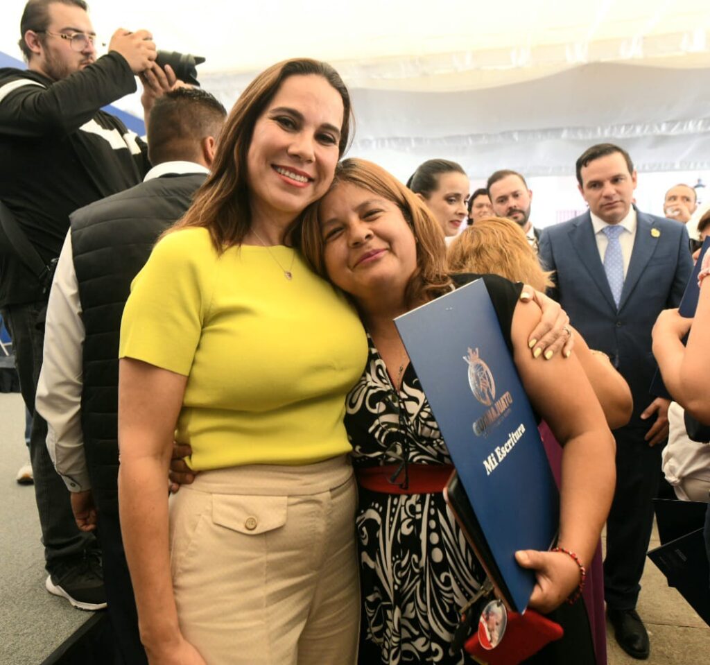 UNIDOS POR EL PATRIMONIO DE LAS FAMILIAS: MUNICIPIO Y ESTADO ENTREGAN ESCRITURAS A IRAPUATENSES