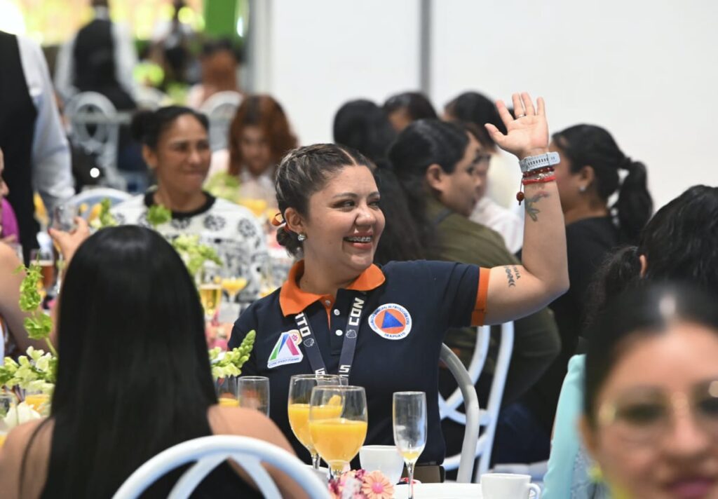 RECONOCEN A MAMÁS DE FAMILIA DE LA SECRETARÍA DE SEGURIDAD CIUDADANA