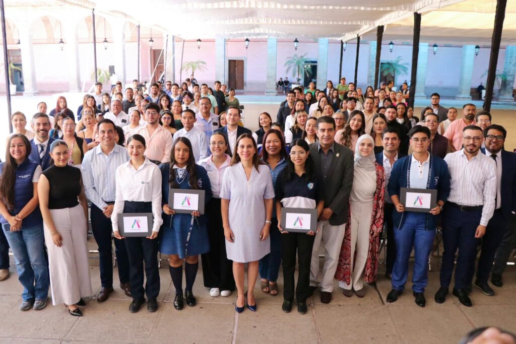 IMPULSAN TALENTO DE JUVENTUDES IRAPUATENSES CON ENTREGA DE EQUIPOS TECNOLÓGICOS  