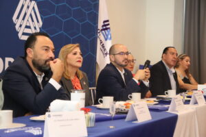“Queremos ser muy claros: no estamos en contra de que el Gobierno Municipal apoye proyectos que promuevan el desarrollo económico, la capacitación empresarial, el emprendimiento o la generación de empleos. Tampoco cuestionamos el derecho de las asociaciones que integran el CCEI a presentar proyectos y solicitar apoyos. “Lo que cuestionamos es que un bien propiedad de todos los irapuatenses pueda destinarse exclusivamente a una asociación privada, sin que previamente haya existido una convocatoria abierta, criterios públicos de elegibilidad, un análisis comparativo de proyectos ni una participación efectiva de la pluralidad de organismos empresariales y profesionales de la ciudad”.
