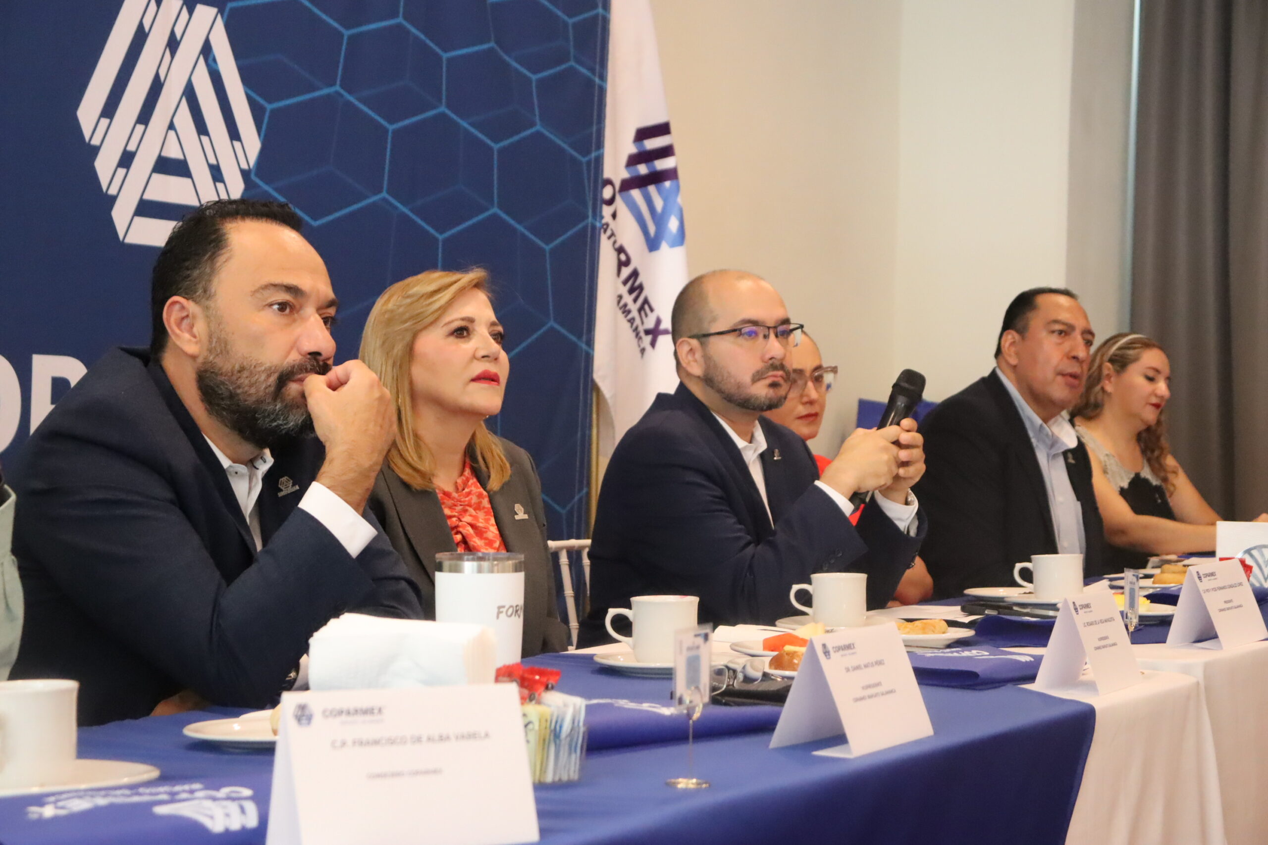 “Queremos ser muy claros: no estamos en contra de que el Gobierno Municipal apoye proyectos que promuevan el desarrollo económico, la capacitación empresarial, el emprendimiento o la generación de empleos. Tampoco cuestionamos el derecho de las asociaciones que integran el CCEI a presentar proyectos y solicitar apoyos. “Lo que cuestionamos es que un bien propiedad de todos los irapuatenses pueda destinarse exclusivamente a una asociación privada, sin que previamente haya existido una convocatoria abierta, criterios públicos de elegibilidad, un análisis comparativo de proyectos ni una participación efectiva de la pluralidad de organismos empresariales y profesionales de la ciudad”.