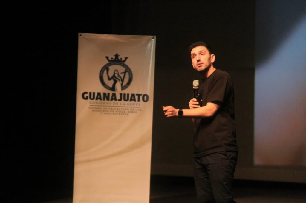 Una fotografía, un comentario, un video o una publicación compartida en redes sociales puede parecer algo momentáneo, pero sus efectos pueden durar años. Bajo esa premisa, estudiantes de nivel básico y medio superior de Irapuato participaron en el foro formativo “Eres lo que publicas”, una iniciativa enfocada en prevenir riesgos digitales como el ciberacoso, el robo de identidad y el uso indebido de información personal en internet.La actividad fue organizada por el Sistema DIF Irapuato, a través del Sistema Municipal de Protección Integral de Niñas, Niños y Adolescentes (SIPINNA), con el objetivo de generar conciencia entre las juventudes sobre las consecuencias que pueden tener sus acciones dentro del entorno digital.Uno de los aspectos que más llamó la atención durante el encuentro fue la advertencia sobre la huella digital, es decir, el rastro permanente que dejan las personas cada vez que publican contenido en internet. Especialistas señalaron que esa información puede influir en oportunidades académicas, laborales e incluso personales en el futuro.La presidenta del Sistema DIF Irapuato, Valeria Alfaro García, destacó que la tecnología forma parte de la vida cotidiana de las nuevas generaciones y que, por ello, resulta fundamental aprender a utilizarla de manera responsable.“La tecnología es una herramienta increíble. Nos permite aprender más rápido, mantenernos conectados con personas que están lejos, escuchar música, jugar en línea y formar parte de una interacción que evoluciona día con día. Pero hoy queremos reflexionar sobre la huella digital que estamos dejando y la responsabilidad que implica cada publicación que compartimos”, expresó.El foro estuvo dirigido a estudiantes de educación básica y media superior, quienes recibieron información para identificar riesgos comunes en plataformas digitales, así como recomendaciones para proteger sus datos personales y evitar situaciones que puedan comprometer su seguridad.Ciberacoso, perfiles falsos y robo de identidad entre las principales preocupacionesDurante la jornada también se abordaron problemáticas que afectan cada vez más a niñas, niños y adolescentes en internet, entre ellas el ciberacoso, la creación de perfiles falsos y el robo de identidad.El conferencista Roberto Ruz compartió recomendaciones prácticas para fortalecer la seguridad digital de los estudiantes y evitar que información personal quede expuesta a personas desconocidas o con intenciones maliciosas.Además, enfatizó que cualquier contenido compartido en internet puede permanecer disponible durante años, incluso después de ser eliminado de una red social, por lo que insistió en la importancia de pensar antes de publicar.La relevancia de este tema radica en que gran parte de la vida social, académica y personal de las nuevas generaciones se desarrolla actualmente en plataformas digitales, donde una mala decisión puede tener consecuencias que trasciendan el entorno virtual.Buscan escuchar a las juventudes para diseñar acciones de prevenciónEn el evento también participó Katya Cristina Soto Escamilla, secretaria ejecutiva del SIPINNA Estatal Guanajuato, quien destacó la necesidad de escuchar directamente a niñas, niños y adolescentes para construir estrategias de atención y prevención acordes a la realidad que enfrentan.“Hoy, como personas adultas, tenemos la responsabilidad de escucharles para diseñar programas de prevención y atención acordes a lo que viven y a los riesgos a los que están expuestos. Me da mucho gusto contar con espacios como este, que son fundamentales para construir políticas públicas actualizadas y cercanas a sus necesidades”, señaló.La funcionaria reconoció que los desafíos digitales evolucionan constantemente, por lo que consideró necesario mantener espacios de diálogo que permitan comprender las nuevas dinámicas que enfrentan las juventudes en redes sociales y otras plataformas digitales.Con este foro, autoridades municipales buscaron reforzar la cultura de prevención y promover entornos digitales más seguros para niñas, niños y adolescentes, mediante información que les permita tomar decisiones responsables en internet.La actividad forma parte de las acciones impulsadas por SIPINNA para fortalecer la protección de los derechos de la infancia y adolescencia, fomentando el uso consciente de la tecnología y la construcción de espacios digitales más seguros para las nuevas generaciones de Irapuato.