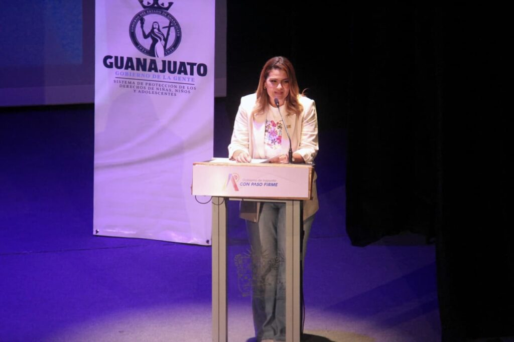 Una fotografía, un comentario, un video o una publicación compartida en redes sociales puede parecer algo momentáneo, pero sus efectos pueden durar años. Bajo esa premisa, estudiantes de nivel básico y medio superior de Irapuato participaron en el foro formativo “Eres lo que publicas”, una iniciativa enfocada en prevenir riesgos digitales como el ciberacoso, el robo de identidad y el uso indebido de información personal en internet.La actividad fue organizada por el Sistema DIF Irapuato, a través del Sistema Municipal de Protección Integral de Niñas, Niños y Adolescentes (SIPINNA), con el objetivo de generar conciencia entre las juventudes sobre las consecuencias que pueden tener sus acciones dentro del entorno digital.Uno de los aspectos que más llamó la atención durante el encuentro fue la advertencia sobre la huella digital, es decir, el rastro permanente que dejan las personas cada vez que publican contenido en internet. Especialistas señalaron que esa información puede influir en oportunidades académicas, laborales e incluso personales en el futuro.La presidenta del Sistema DIF Irapuato, Valeria Alfaro García, destacó que la tecnología forma parte de la vida cotidiana de las nuevas generaciones y que, por ello, resulta fundamental aprender a utilizarla de manera responsable.“La tecnología es una herramienta increíble. Nos permite aprender más rápido, mantenernos conectados con personas que están lejos, escuchar música, jugar en línea y formar parte de una interacción que evoluciona día con día. Pero hoy queremos reflexionar sobre la huella digital que estamos dejando y la responsabilidad que implica cada publicación que compartimos”, expresó.El foro estuvo dirigido a estudiantes de educación básica y media superior, quienes recibieron información para identificar riesgos comunes en plataformas digitales, así como recomendaciones para proteger sus datos personales y evitar situaciones que puedan comprometer su seguridad.Ciberacoso, perfiles falsos y robo de identidad entre las principales preocupacionesDurante la jornada también se abordaron problemáticas que afectan cada vez más a niñas, niños y adolescentes en internet, entre ellas el ciberacoso, la creación de perfiles falsos y el robo de identidad.El conferencista Roberto Ruz compartió recomendaciones prácticas para fortalecer la seguridad digital de los estudiantes y evitar que información personal quede expuesta a personas desconocidas o con intenciones maliciosas.Además, enfatizó que cualquier contenido compartido en internet puede permanecer disponible durante años, incluso después de ser eliminado de una red social, por lo que insistió en la importancia de pensar antes de publicar.La relevancia de este tema radica en que gran parte de la vida social, académica y personal de las nuevas generaciones se desarrolla actualmente en plataformas digitales, donde una mala decisión puede tener consecuencias que trasciendan el entorno virtual.Buscan escuchar a las juventudes para diseñar acciones de prevenciónEn el evento también participó Katya Cristina Soto Escamilla, secretaria ejecutiva del SIPINNA Estatal Guanajuato, quien destacó la necesidad de escuchar directamente a niñas, niños y adolescentes para construir estrategias de atención y prevención acordes a la realidad que enfrentan.“Hoy, como personas adultas, tenemos la responsabilidad de escucharles para diseñar programas de prevención y atención acordes a lo que viven y a los riesgos a los que están expuestos. Me da mucho gusto contar con espacios como este, que son fundamentales para construir políticas públicas actualizadas y cercanas a sus necesidades”, señaló.La funcionaria reconoció que los desafíos digitales evolucionan constantemente, por lo que consideró necesario mantener espacios de diálogo que permitan comprender las nuevas dinámicas que enfrentan las juventudes en redes sociales y otras plataformas digitales.Con este foro, autoridades municipales buscaron reforzar la cultura de prevención y promover entornos digitales más seguros para niñas, niños y adolescentes, mediante información que les permita tomar decisiones responsables en internet.La actividad forma parte de las acciones impulsadas por SIPINNA para fortalecer la protección de los derechos de la infancia y adolescencia, fomentando el uso consciente de la tecnología y la construcción de espacios digitales más seguros para las nuevas generaciones de Irapuato.