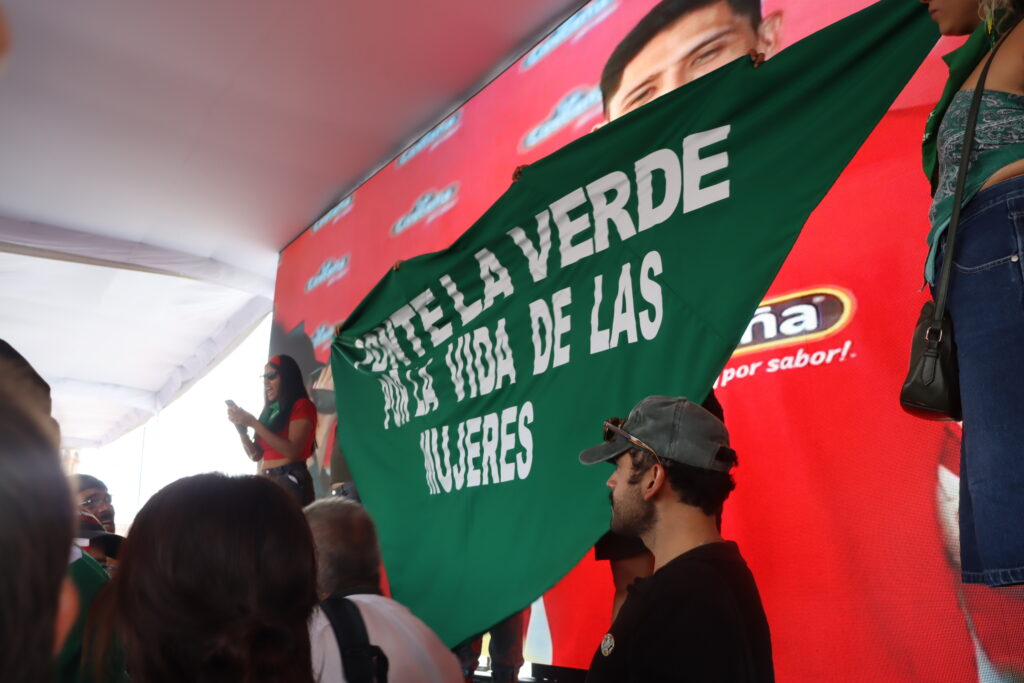 "Las mujeres en Irapuato abortamos"; feministas protestan frente a transmisión del mundial