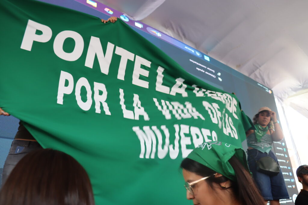 "Las mujeres en Irapuato abortamos"; feministas protestan frente a transmisión del mundial