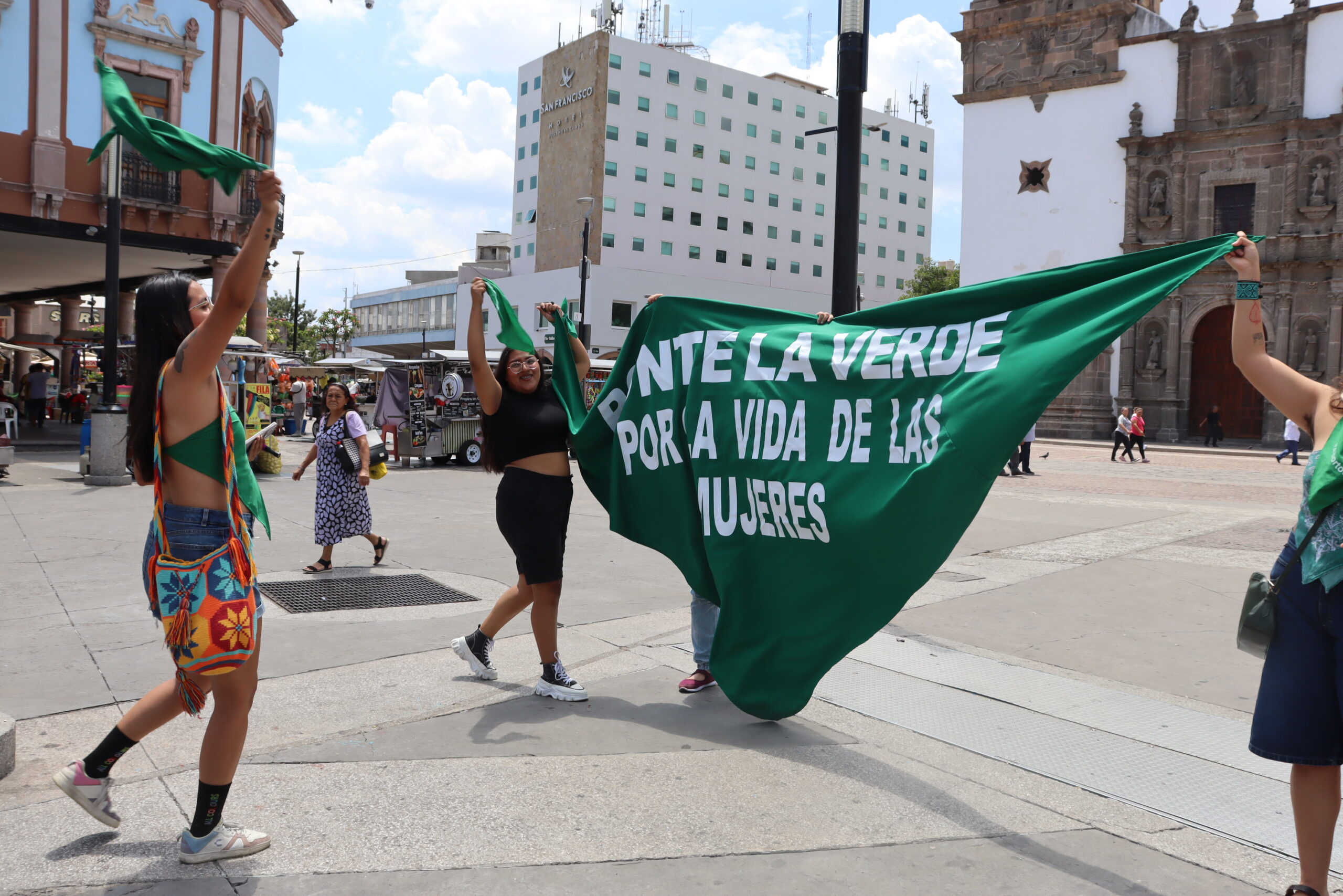 "Las mujeres en Irapuato abortamos"; feministas protestan frente a transmisión del mundial