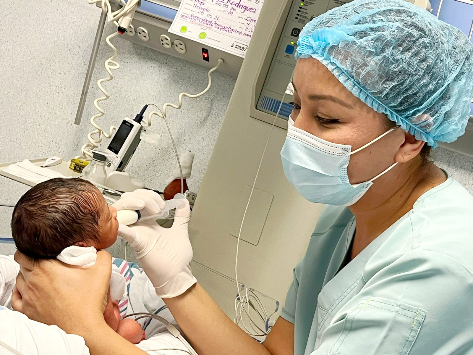 Trillizos de Irapuato siguen bajo cuidados médicos; su mamá ya se prepara para llevarlos a casa