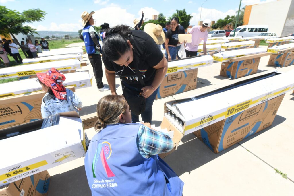 Más de 100 familias reciben calentadores solares en Irapuato para reducir el gasto en gas