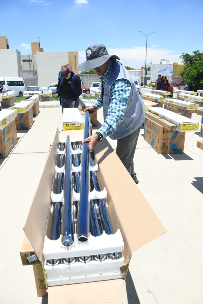 Más de 100 familias reciben calentadores solares en Irapuato para reducir el gasto en gas