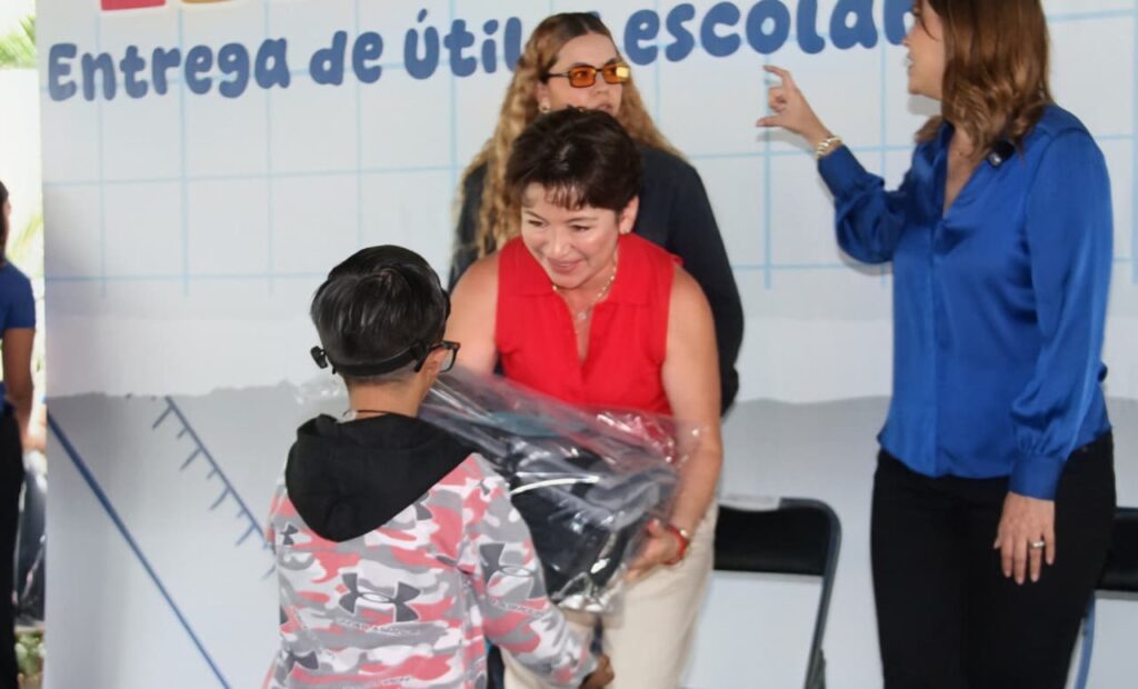 DIF Irapuato entrega 400 mochilas con útiles escolares a niñas y niños