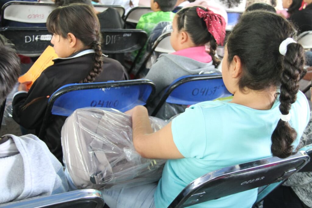 DIF Irapuato entrega 400 mochilas con útiles escolares a niñas y niños