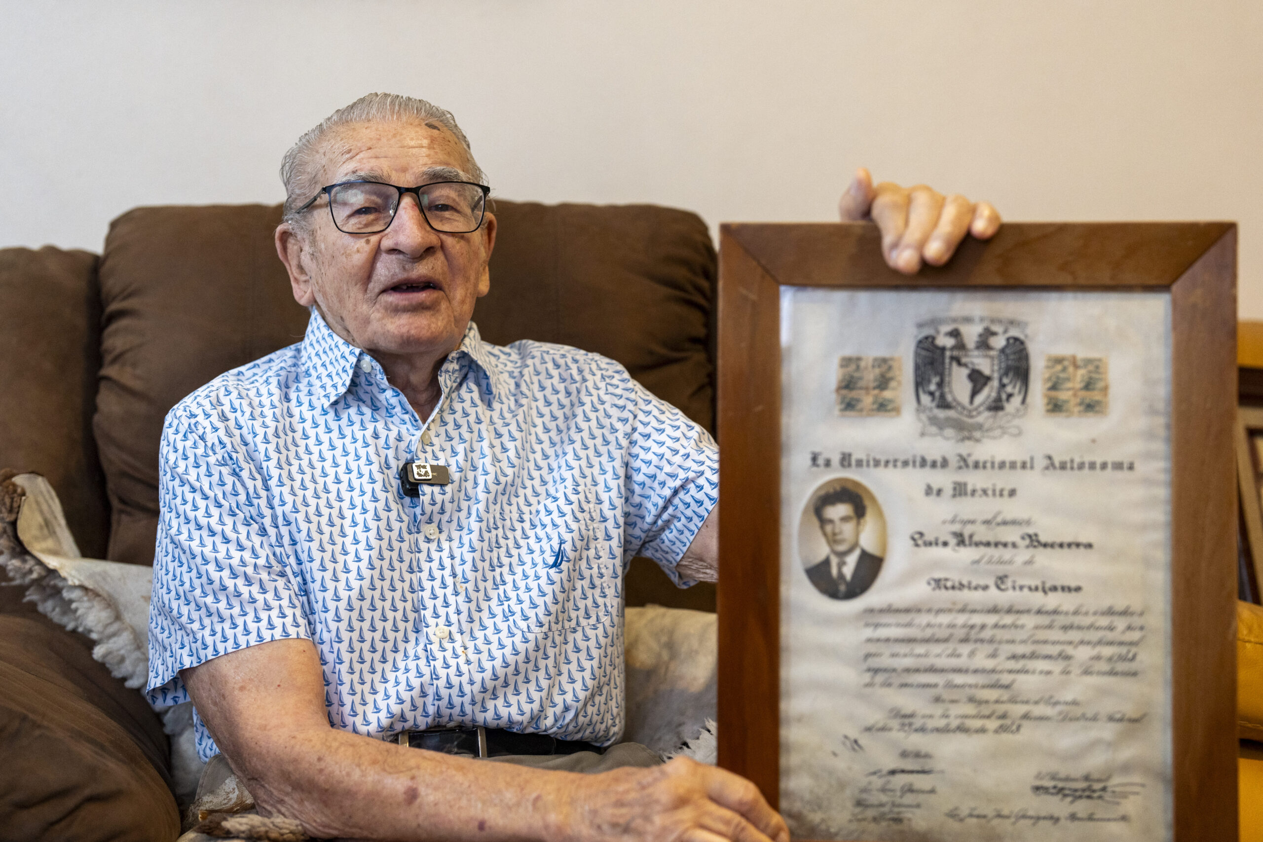 El primer cardiólogo de León comparte, a sus 102 años, la receta que ha guiado toda su vida