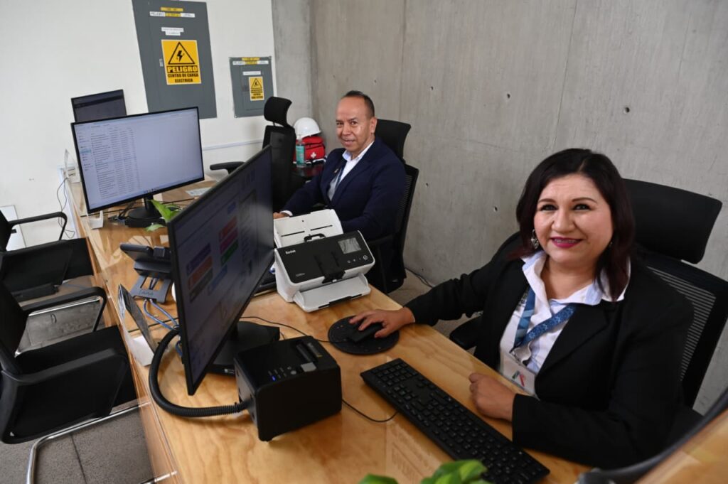 El Gobierno Municipal presentó “Tu Espacio Digital”, una plataforma donde puedes consultar y realizar trámites, pagos y servicios desde tu celular o computadora, las 24 horas.Además, el Expediente Único Ciudadano permitirá guardar tus documentos una sola vez para reutilizarlos en futuros trámites y evitar entregar la misma papelería una y otra vez.👉 Conoce la plataforma: tuespaciodigital.irapuato.gob.mx#Irapuato #TuEspacioDigital #Trámites #GobiernoDigital