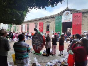 "No vamos a esconder a nuestros desaparecidos", Fresa de la Esperanza se queda frente a la Presidencia de Irapuato