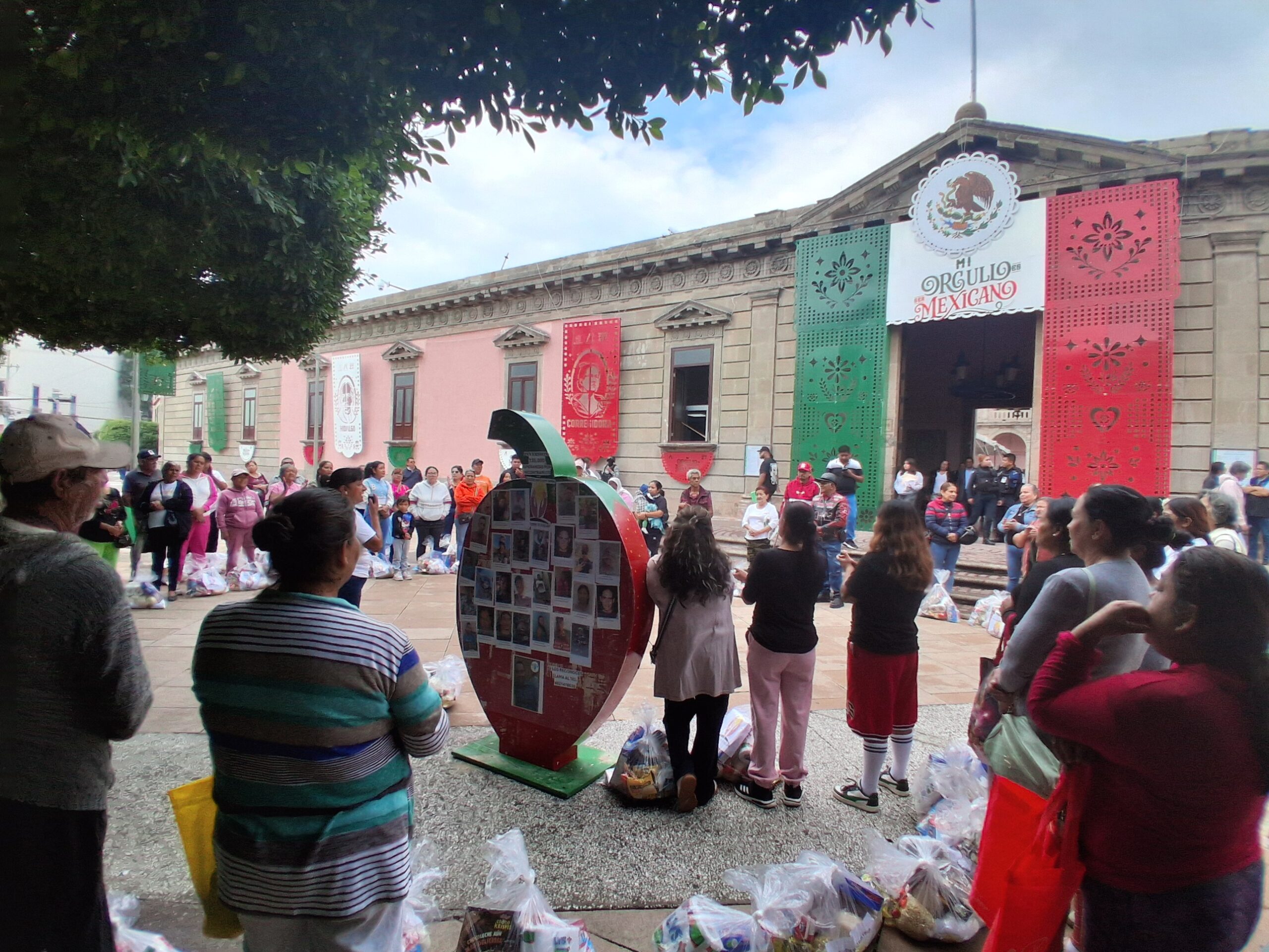 "No vamos a esconder a nuestros desaparecidos", Fresa de la Esperanza se queda frente a la Presidencia de Irapuato