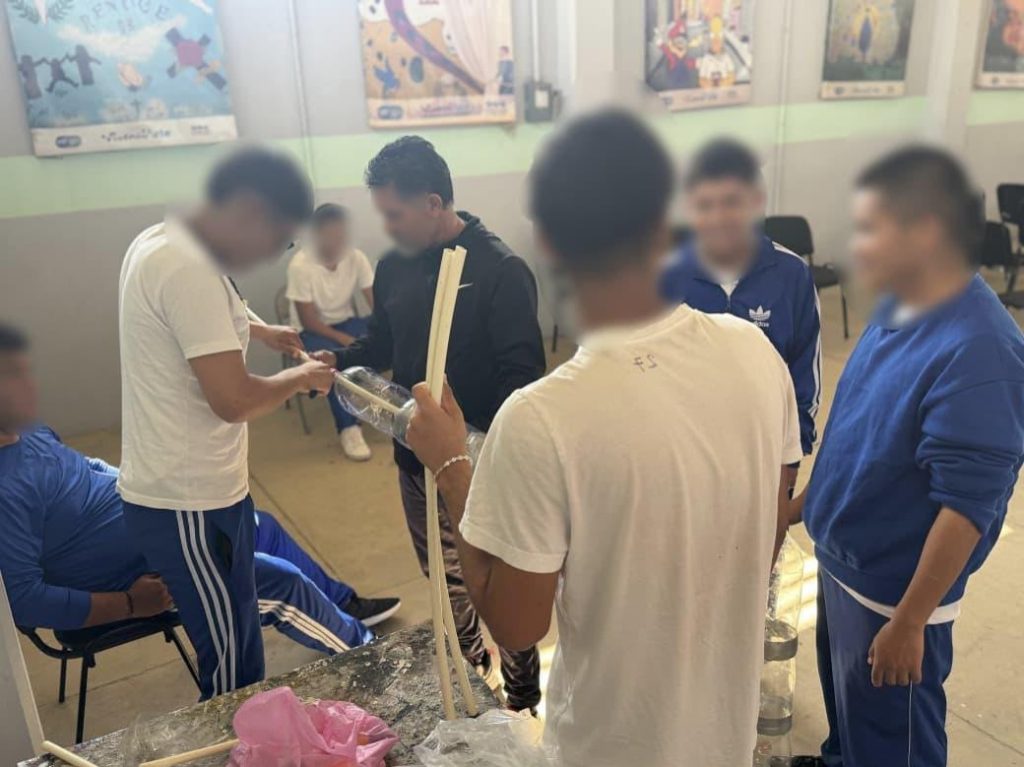 Adolescentes en internamiento convierten la basura en proyectos ganadores